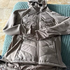 Women’s H&M Beige Quilted Puffer Jacket size M🔥
